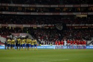 Benfica, right, and Arouca s players observe a minute of silence in honour of former South African President Nelson Mandela prior a Portuguese league soccer match between Benfica and Arouca at Benfica s Luz stadium in Lisbon