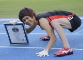 Japānis, kurš uzverēja 100 metru skriešanā četrrāpus