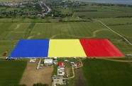 Rumāņi izgatavojuši pasaulē lielāko nacionālo karogu (349,4 reiz 226,9 metri)