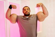 Mustafa Ismails – cilvēks ar lielākajiem bicepsiem