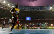Usains Bolts triumfē pasaules čempionātā brīdī, kad Maskavas debesis izgaismo zibens