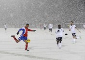ASV un Kostarikas futbolistu cīņa sniegā