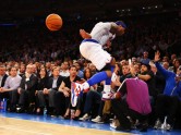 Ņujorkas Knicks basketbolists Karmelo Entonijs "izglābj" bumbu