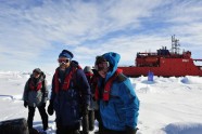  Sākta cilvēku evakuēšana no Antarktikā iesalušā Krievijas kuģa - 15