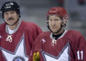 Vladimirs Putins un Aleksandrs Lukašenko spēlē hokeju Sočos - 19