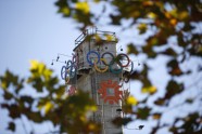Tornis ar olimpiskajiem simboliem pie daiļslidošanas arēnas