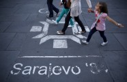 Olimpisko spēļu logo Sarajevas ielās