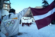 Albervilas olimpiskajā ciematā paceļ Latvijas karogu
