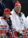 Nrvēģijas karalis Haralds un karaliene Sonja vēro sieviešu biatlona sacensības