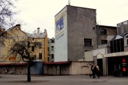 Neeksistējošas bankas reklāma Rīgas sirdī 