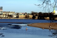 Rīgā kāds drosminieks atklāj peldēšanas sezonu