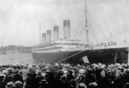 Crowds looking at the ocean liner ‘Olympic’, New York