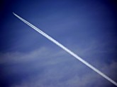 No Krievijas lidojošās lidmašīnas iezīmē dūmu astes Ludzas debesīs - 1