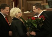 2009 - Apstiprina Dombrovska valdību