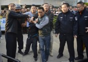 Ķīnā vīrietis sagrābis ķīlnieci - 3