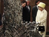 Karaliene Elizabete II tiekas ar  Game of Thrones veidotājiem