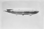 2048px-Norge_airship_in_flight_1926