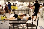 Ķīnieši guļ IKEA - 1