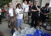 Kanādieši nodrošina Detroitas iedzīvotājus ar ūdeni - 2