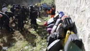 Tibetā autobuss ar tūristiem nokrīt aizā; iet bojā 44 pasažieri