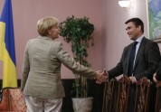 Merkele ierodas Ukrainā un tiekas ar valts līderiem - 13