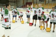 Hokeja kluba Liepāja spēlētāji aplejas ar ūdeni