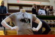 Maskavā apģērbus apmaina pret krekliem ar Putina attēliem - 5