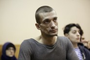 Krievijas mākslinieks nogriež auss gabaliņu