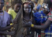Meiteņu apgraizīšanas ceremonija Kenijā  - 11
