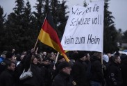 Berlīnē protestē pret bēgļiem  - 6