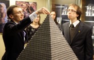 Lietuvā uzbūvē 'pasaulē augstāko' monētu piramīdu