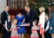 Valsts prezidents ar ģimenēm iededz eglīti - 13