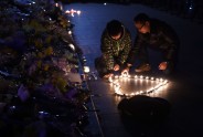 Šanhajas traģēdijas vietā gulst ziedi un sveces 