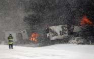 Mičigānā sniegputeņa dēļ vērienīgā avārijā cieš 193 automašīnas - 2