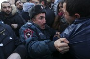 Pēc, iespējams, Krievijas karavīra pastrādātas 6 cilvēku slepkavības Armēnijā ielās iziet tūkstoši - 4