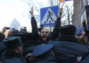 Pēc, iespējams, Krievijas karavīra pastrādātas 6 cilvēku slepkavības Armēnijā ielās iziet tūkstoši - 5