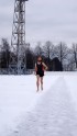 Latvijas skrējējs uzlabo Ginesa pasaules rekordu 5 km skriešanā basām kājām pa sniegu