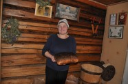 Aina Eriņa cep maizi - 12