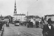 Tramvajs-uz-Pontonu-tilta-1905g-negativs