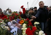 Ziedi Borisa Ņemcova slepkavības vietā