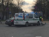 Policistu busiņš saskrienas ar Mercedes