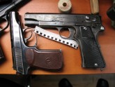 Policija atsavina nelegālo kaujas ieroču krājumus - 31