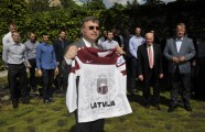 Hokeja izlase viesojas Latvijas vēstniecībā Čehijā