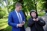 Nils Ušakovs ar puisēnu Ziedoņdārzā - 3