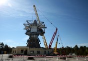 Atjaunoto Irbenes radioteleskopa antenas pacelšana balsta tornī