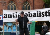 'Antiglobālisti' protestē pret bēgļu uzņemšanu Latvijā
