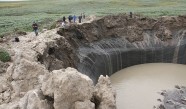 Гигантская воронка на Ямале превращаeтся в озеро