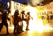 Policija cīņā pret tūkstošiem grieķu protestētāju pielieto asaru gāzi