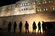 Policija cīņā pret tūkstošiem grieķu protestētāju pielieto asaru gāzi - 4