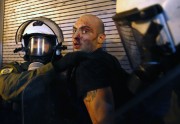 Policija cīņā pret tūkstošiem grieķu protestētāju pielieto asaru gāzi - 5